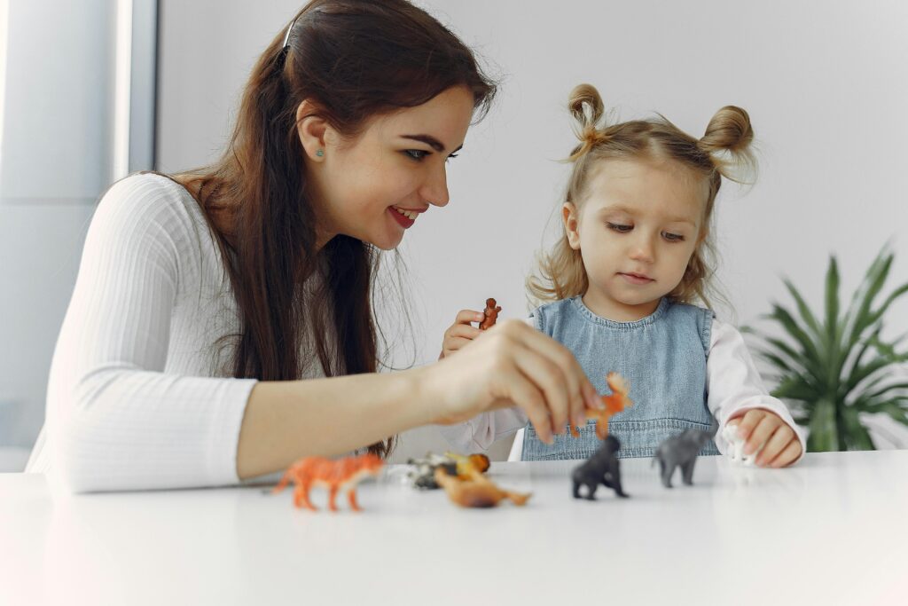 Pomysły na edukacyjne zabawy w domu inspirowane Strusią Farmą